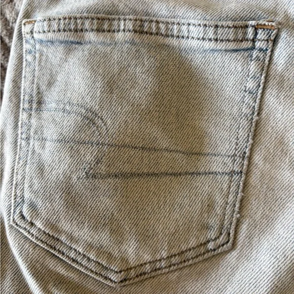 American Eagle Light Wash Cuffed Mom Jean Shorts Size 2 - Picture 9 of 11